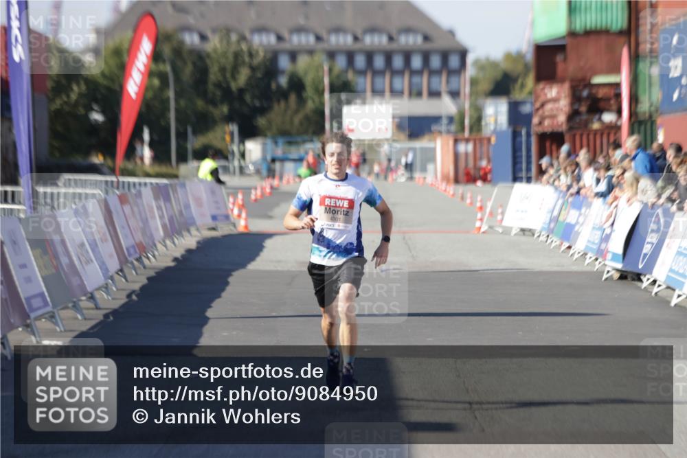 03.10.2025 - Köhlbrandbrückenlauf Jannik Wohlers http://msf.ph/oto/9084950 03.10.2025 12:52:15 Ziel 4301 meine-sportfotos.de