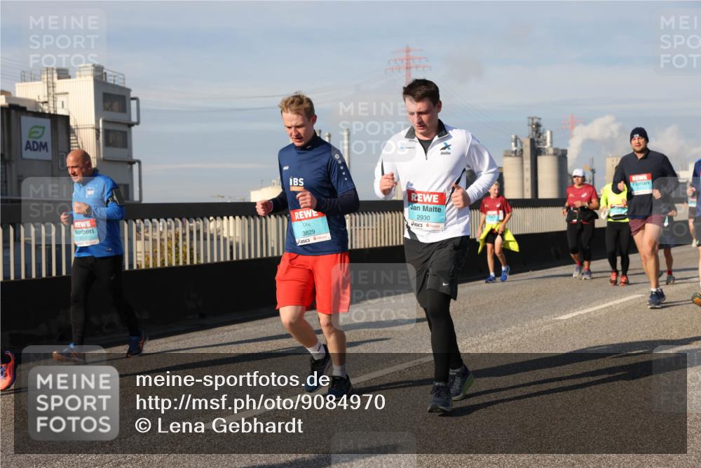 03.10.2025 - Köhlbrandbrückenlauf Lena Gebhardt http://msf.ph/oto/9084970 03.10.2025 10:05:25 Position 2 3231, 3829, 2930 meine-sportfotos.de
