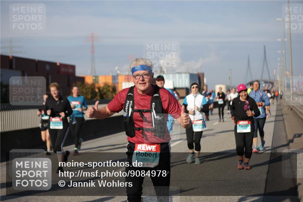 03.10.2025 - Köhlbrandbrückenlauf Jannik Wohlers http://msf.ph/oto/9084978 03.10.2025 10:07:18 Position 3 1930, 1472 meine-sportfotos.de