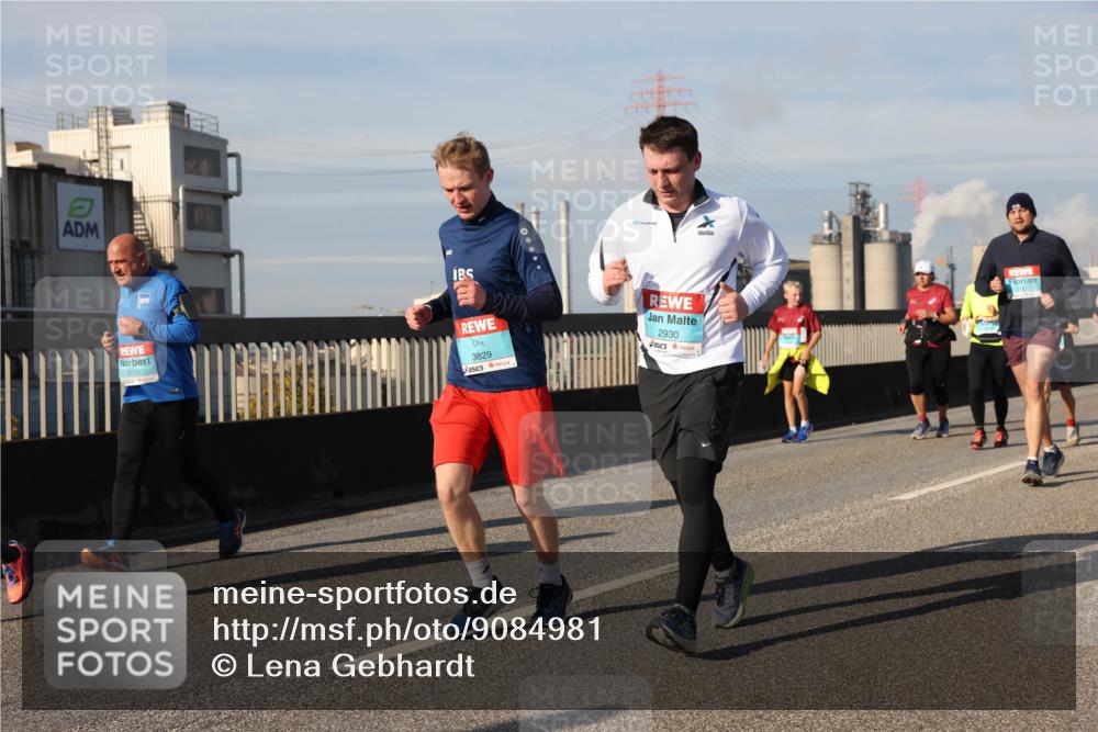 03.10.2025 - Köhlbrandbrückenlauf Lena Gebhardt http://msf.ph/oto/9084981 03.10.2025 10:05:25 Position 2 3231, 3829, 2930 meine-sportfotos.de