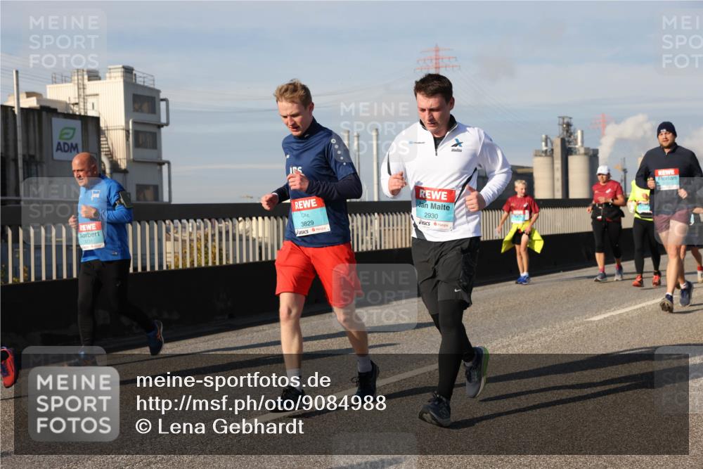 03.10.2025 - Köhlbrandbrückenlauf Lena Gebhardt http://msf.ph/oto/9084988 03.10.2025 10:05:25 Position 2 3231, 3829, 2930 meine-sportfotos.de