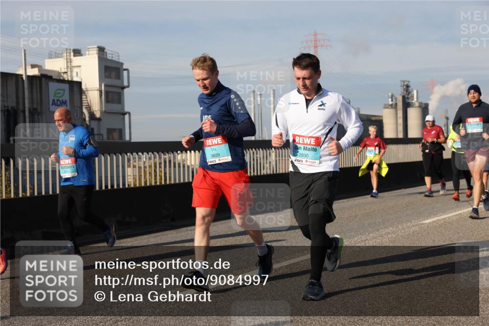 03.10.2025 - Köhlbrandbrückenlauf Lena Gebhardt http://msf.ph/oto/9084997 03.10.2025 10:05:25 Position 2 3231, 3829, 2930 meine-sportfotos.de