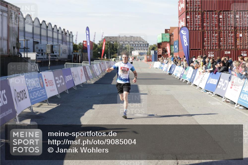 03.10.2025 - Köhlbrandbrückenlauf Jannik Wohlers http://msf.ph/oto/9085004 03.10.2025 12:52:17 Ziel 4301 meine-sportfotos.de