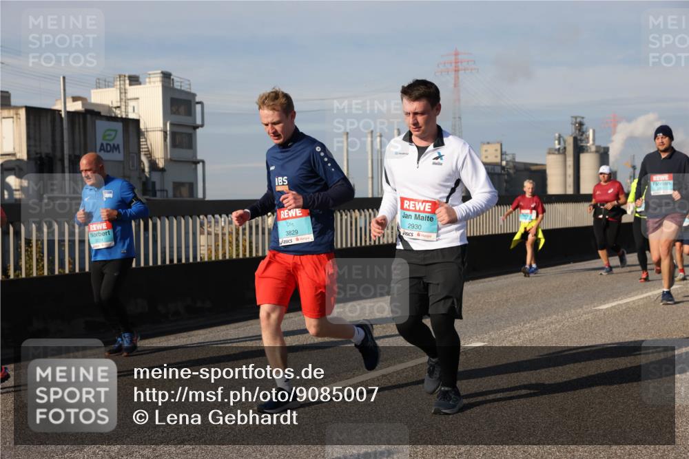 03.10.2025 - Köhlbrandbrückenlauf Lena Gebhardt http://msf.ph/oto/9085007 03.10.2025 10:05:25 Position 2 3231, 3829, 2930 meine-sportfotos.de