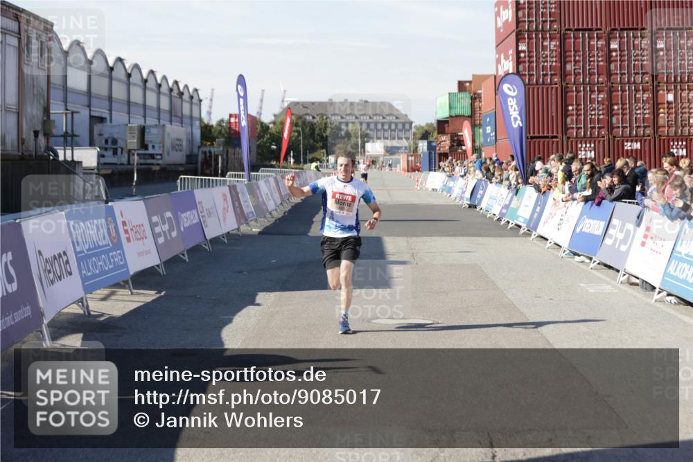 03.10.2025 - Köhlbrandbrückenlauf Jannik Wohlers http://msf.ph/oto/9085017 03.10.2025 12:52:17 Ziel 4301 meine-sportfotos.de