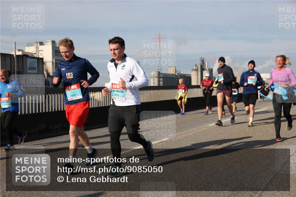 03.10.2025 - Köhlbrandbrückenlauf Lena Gebhardt http://msf.ph/oto/9085050 03.10.2025 10:05:25 Position 2 3231, 3829, 2930 meine-sportfotos.de
