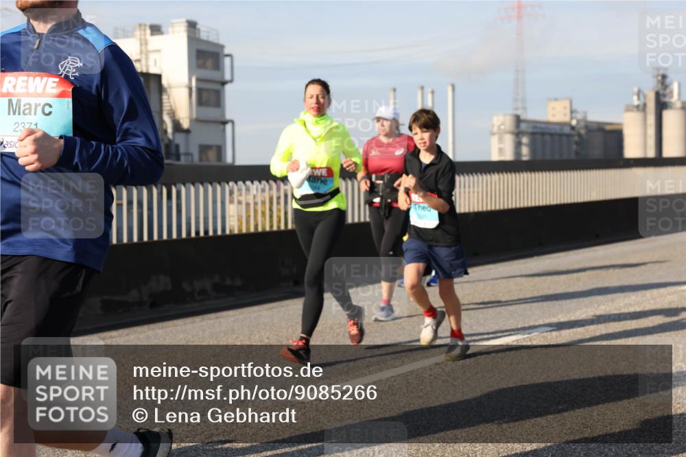 03.10.2025 - Köhlbrandbrückenlauf Lena Gebhardt http://msf.ph/oto/9085266 03.10.2025 10:05:28 Position 2 2371 meine-sportfotos.de