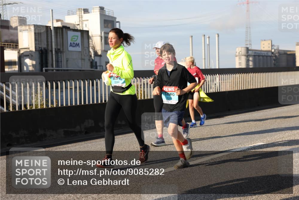 03.10.2025 - Köhlbrandbrückenlauf Lena Gebhardt http://msf.ph/oto/9085282 03.10.2025 10:05:28 Position 2 2244, 2245 meine-sportfotos.de