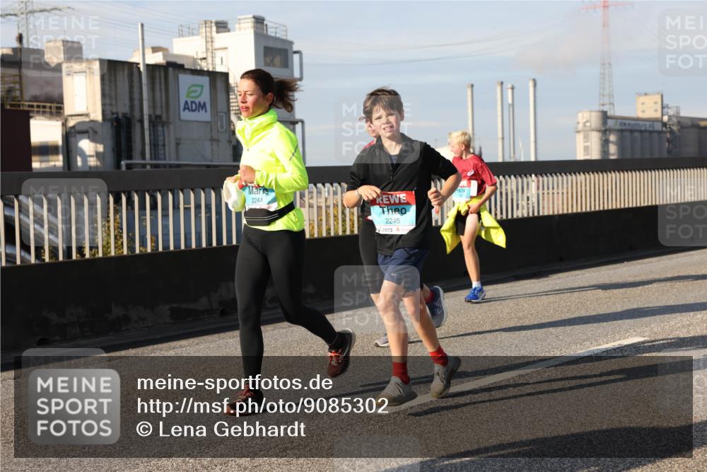 03.10.2025 - Köhlbrandbrückenlauf Lena Gebhardt http://msf.ph/oto/9085302 03.10.2025 10:05:28 Position 2 2244, 2245 meine-sportfotos.de