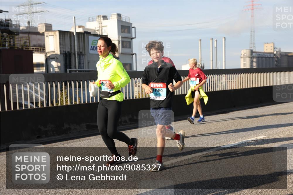 03.10.2025 - Köhlbrandbrückenlauf Lena Gebhardt http://msf.ph/oto/9085327 03.10.2025 10:05:28 Position 2 2244, 2245 meine-sportfotos.de