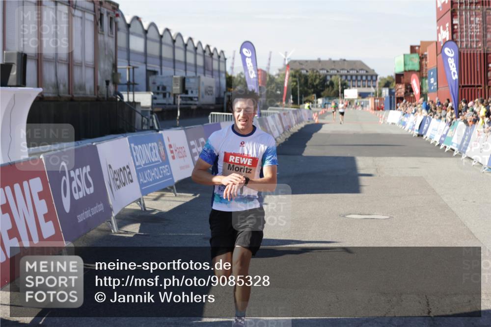 03.10.2025 - Köhlbrandbrückenlauf Jannik Wohlers http://msf.ph/oto/9085328 03.10.2025 12:52:19 Ziel 4301 meine-sportfotos.de