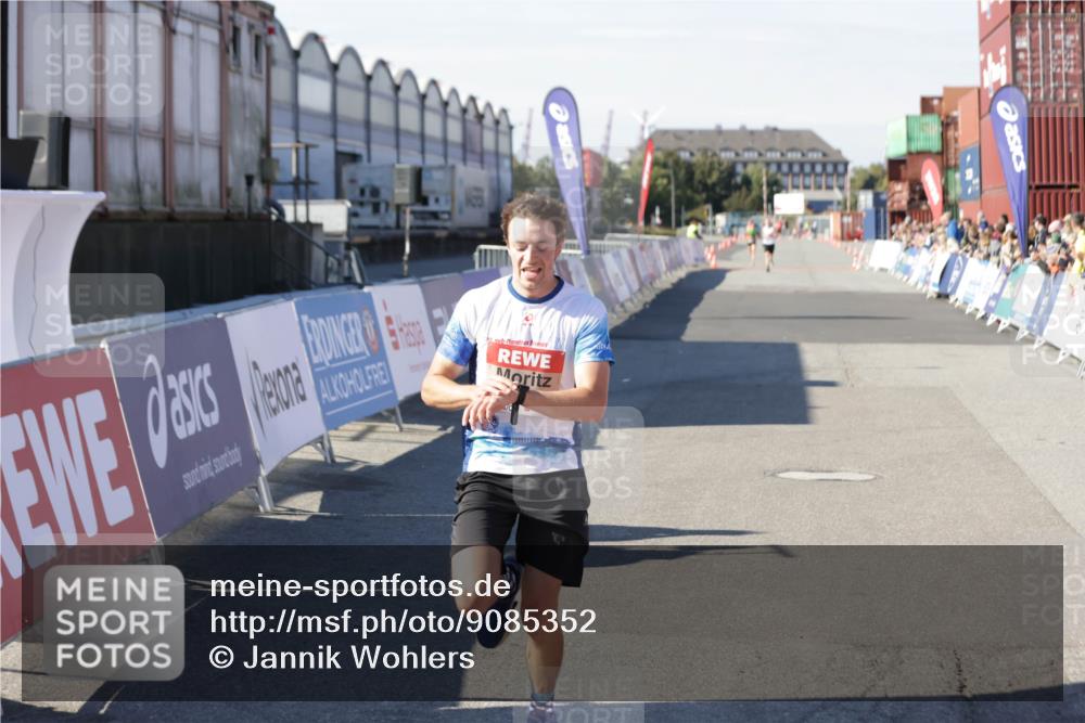 03.10.2025 - Köhlbrandbrückenlauf Jannik Wohlers http://msf.ph/oto/9085352 03.10.2025 12:52:19 Ziel 4301 meine-sportfotos.de