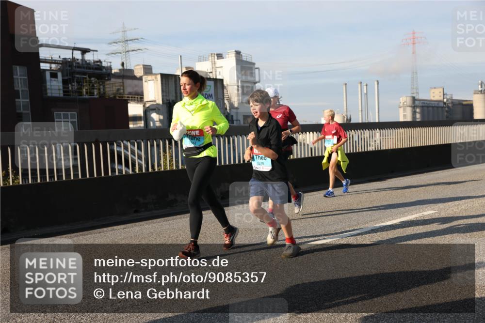 03.10.2025 - Köhlbrandbrückenlauf Lena Gebhardt http://msf.ph/oto/9085357 03.10.2025 10:05:29 Position 2 2244, 2245 meine-sportfotos.de