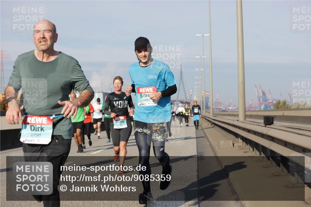 03.10.2025 - Köhlbrandbrückenlauf Jannik Wohlers http://msf.ph/oto/9085359 03.10.2025 09:56:49 Position 3 2799, 3394 meine-sportfotos.de