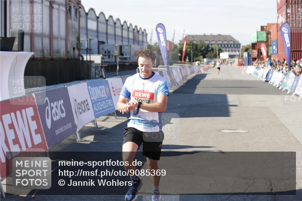 03.10.2025 - Köhlbrandbrückenlauf Jannik Wohlers http://msf.ph/oto/9085369 03.10.2025 12:52:19 Ziel 4301 meine-sportfotos.de