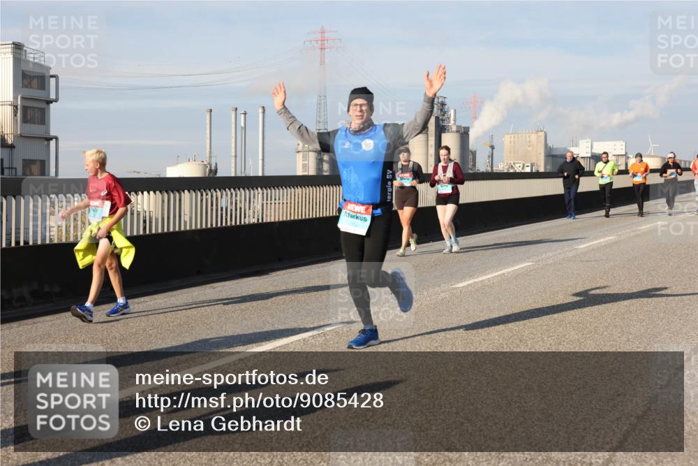 03.10.2025 - Köhlbrandbrückenlauf Lena Gebhardt http://msf.ph/oto/9085428 03.10.2025 10:05:29 Position 2  meine-sportfotos.de
