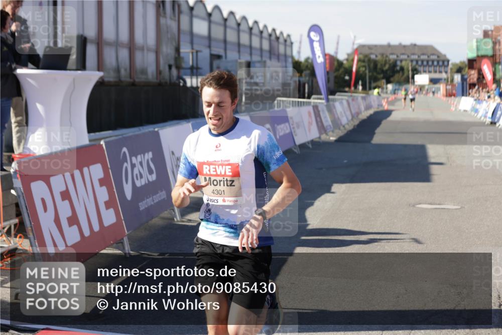 03.10.2025 - Köhlbrandbrückenlauf Jannik Wohlers http://msf.ph/oto/9085430 03.10.2025 12:52:19 Ziel 4301 meine-sportfotos.de