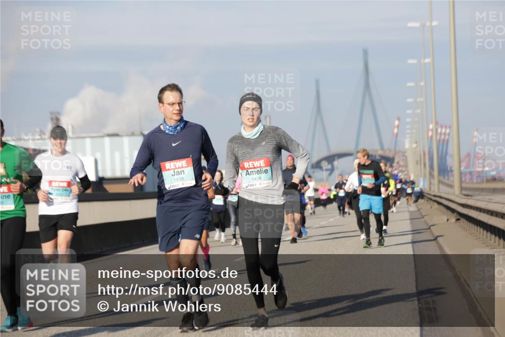03.10.2025 - Köhlbrandbrückenlauf Jannik Wohlers http://msf.ph/oto/9085444 03.10.2025 09:56:52 Position 3 3157, 1439, 1438 meine-sportfotos.de