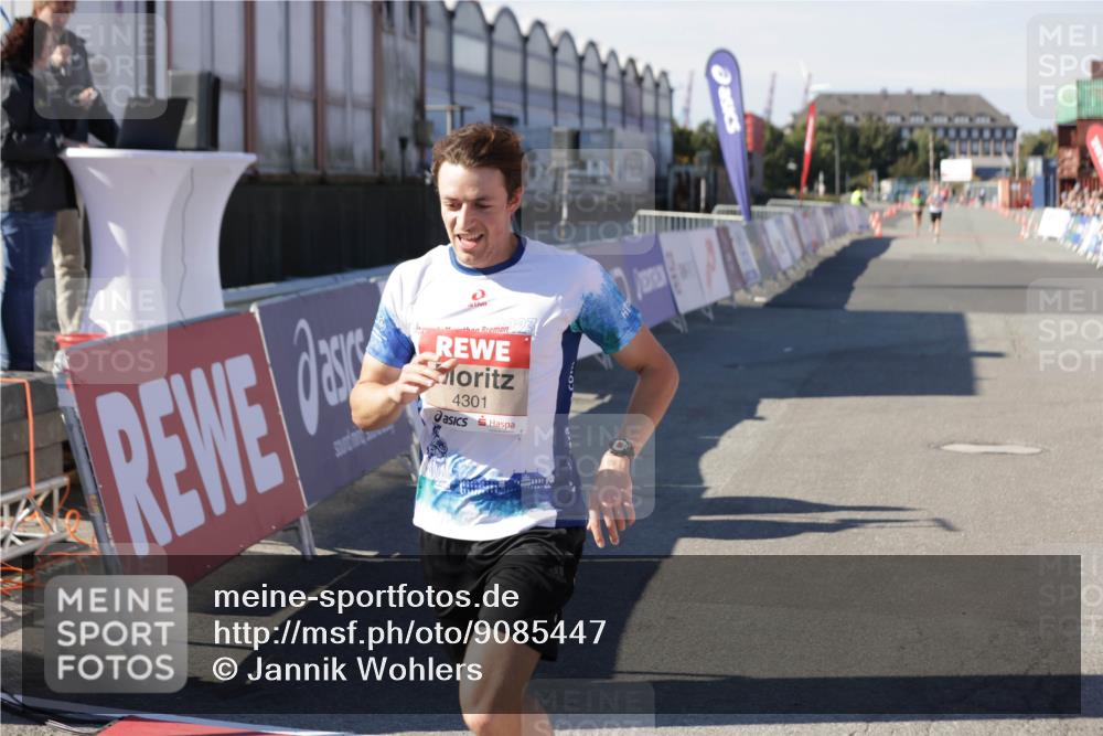 03.10.2025 - Köhlbrandbrückenlauf Jannik Wohlers http://msf.ph/oto/9085447 03.10.2025 12:52:19 Ziel 4301 meine-sportfotos.de
