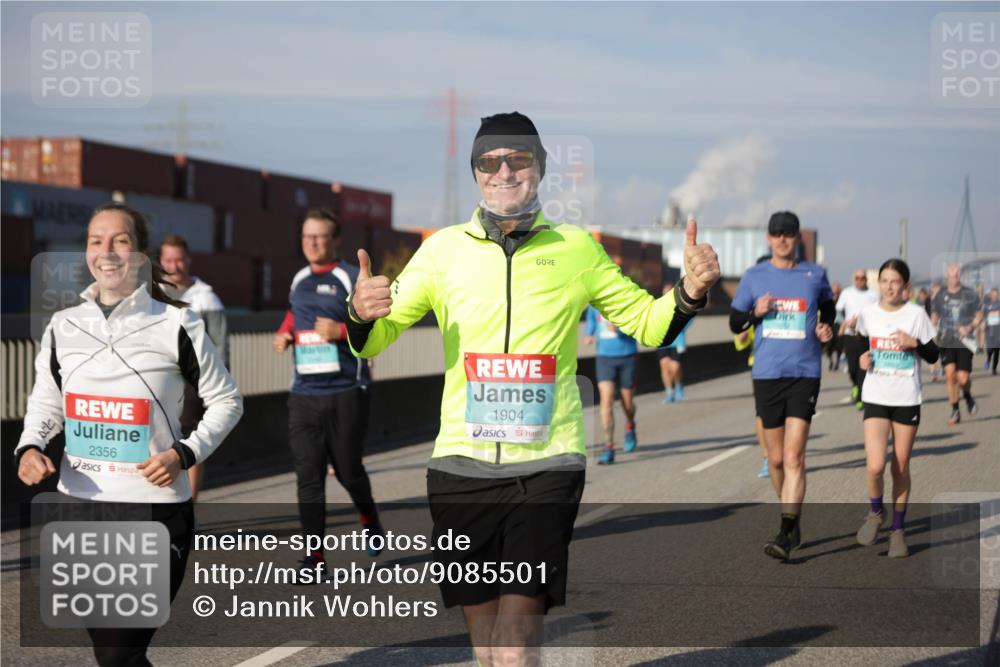 03.10.2025 - Köhlbrandbrückenlauf Jannik Wohlers http://msf.ph/oto/9085501 03.10.2025 10:07:28 Position 3 2356, 1904 meine-sportfotos.de
