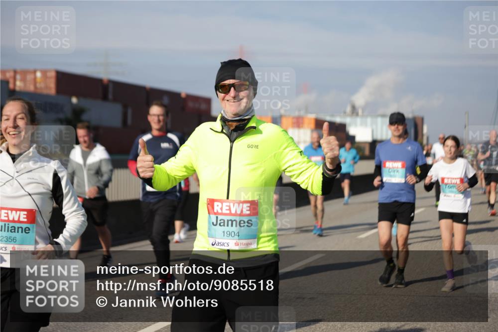 03.10.2025 - Köhlbrandbrückenlauf Jannik Wohlers http://msf.ph/oto/9085518 03.10.2025 10:07:28 Position 3 2356, 1904 meine-sportfotos.de