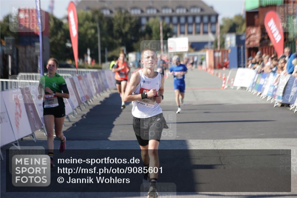 03.10.2025 - Köhlbrandbrückenlauf Jannik Wohlers http://msf.ph/oto/9085601 03.10.2025 12:52:33 Ziel 6087, 6625 meine-sportfotos.de