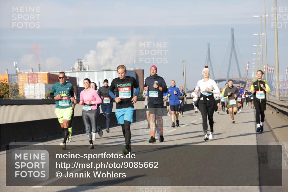 03.10.2025 - Köhlbrandbrückenlauf Jannik Wohlers http://msf.ph/oto/9085662 03.10.2025 09:56:57 Position 3 2025, 3156, 3146 meine-sportfotos.de