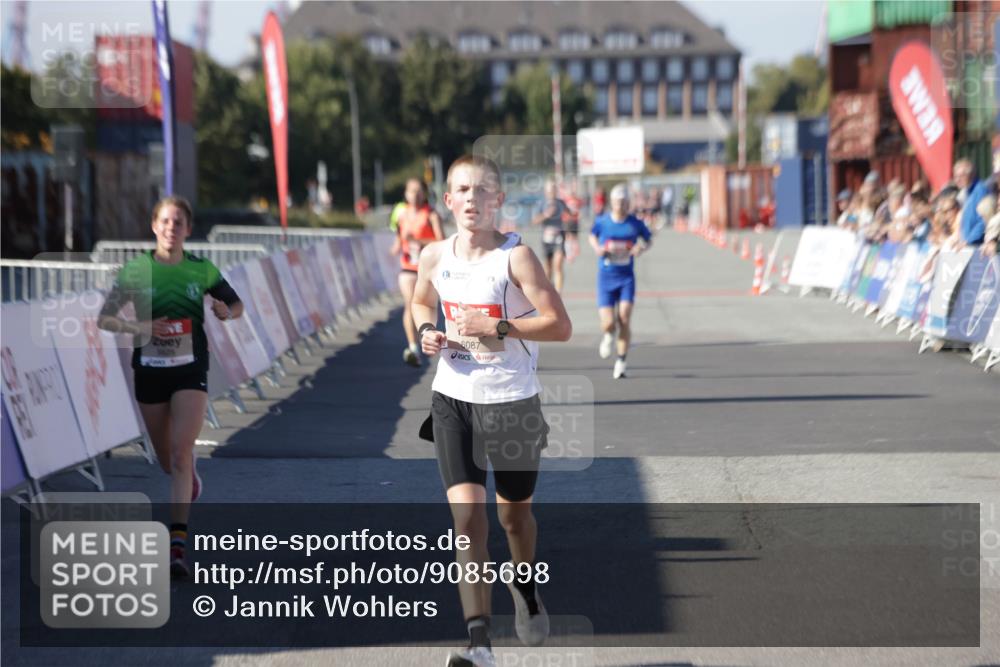 03.10.2025 - Köhlbrandbrückenlauf Jannik Wohlers http://msf.ph/oto/9085698 03.10.2025 12:52:34 Ziel 4019, 6087, 6625 meine-sportfotos.de
