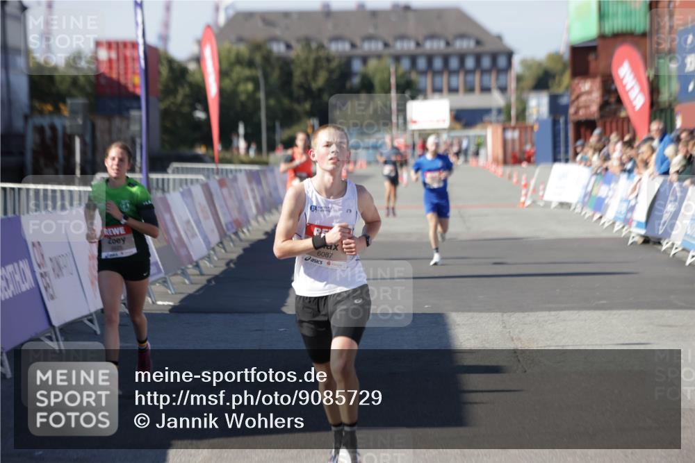 03.10.2025 - Köhlbrandbrückenlauf Jannik Wohlers http://msf.ph/oto/9085729 03.10.2025 12:52:34 Ziel 4019, 6087, 6625 meine-sportfotos.de
