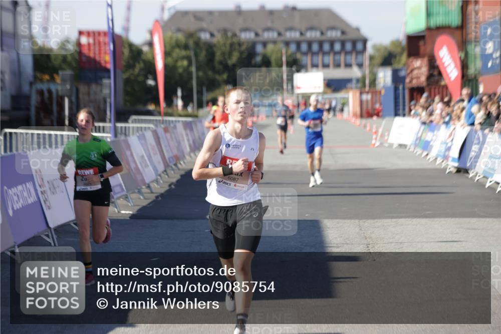 03.10.2025 - Köhlbrandbrückenlauf Jannik Wohlers http://msf.ph/oto/9085754 03.10.2025 12:52:34 Ziel 4019, 6087, 6625 meine-sportfotos.de