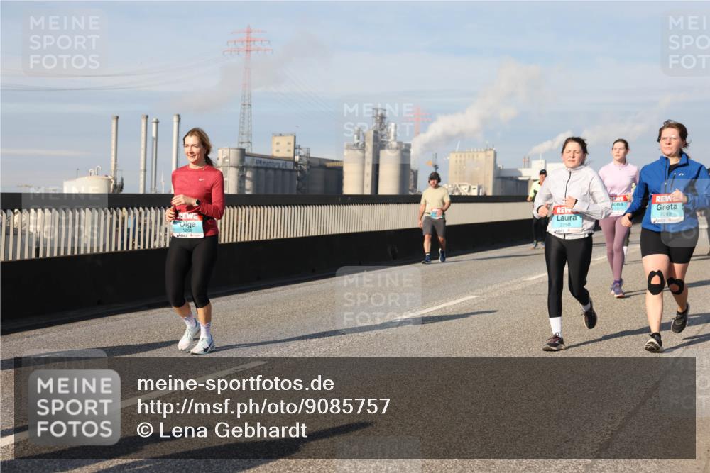 03.10.2025 - Köhlbrandbrückenlauf Lena Gebhardt http://msf.ph/oto/9085757 03.10.2025 10:05:39 Position 2 1209, 2249, 2250 meine-sportfotos.de