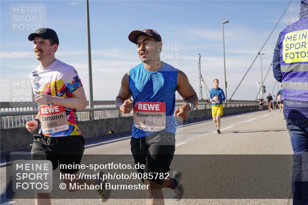 03.10.2025 - Köhlbrandbrückenlauf Michael Burmester http://msf.ph/oto/9085782 03.10.2025 12:43:19 Position 2 2024, 4263, 4165 meine-sportfotos.de