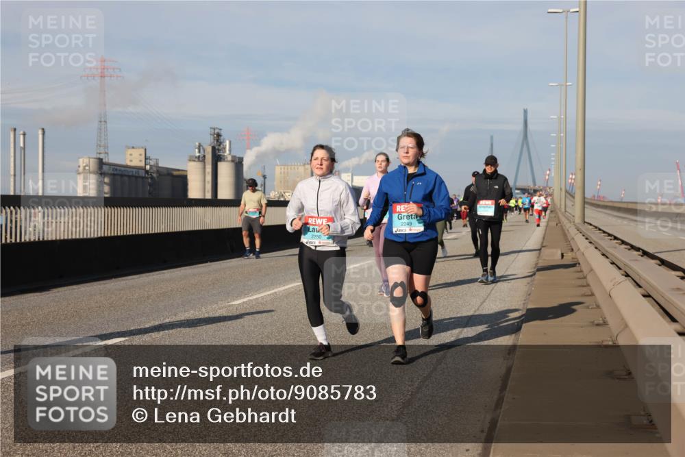 03.10.2025 - Köhlbrandbrückenlauf Lena Gebhardt http://msf.ph/oto/9085783 03.10.2025 10:05:40 Position 2 2250, 2249 meine-sportfotos.de