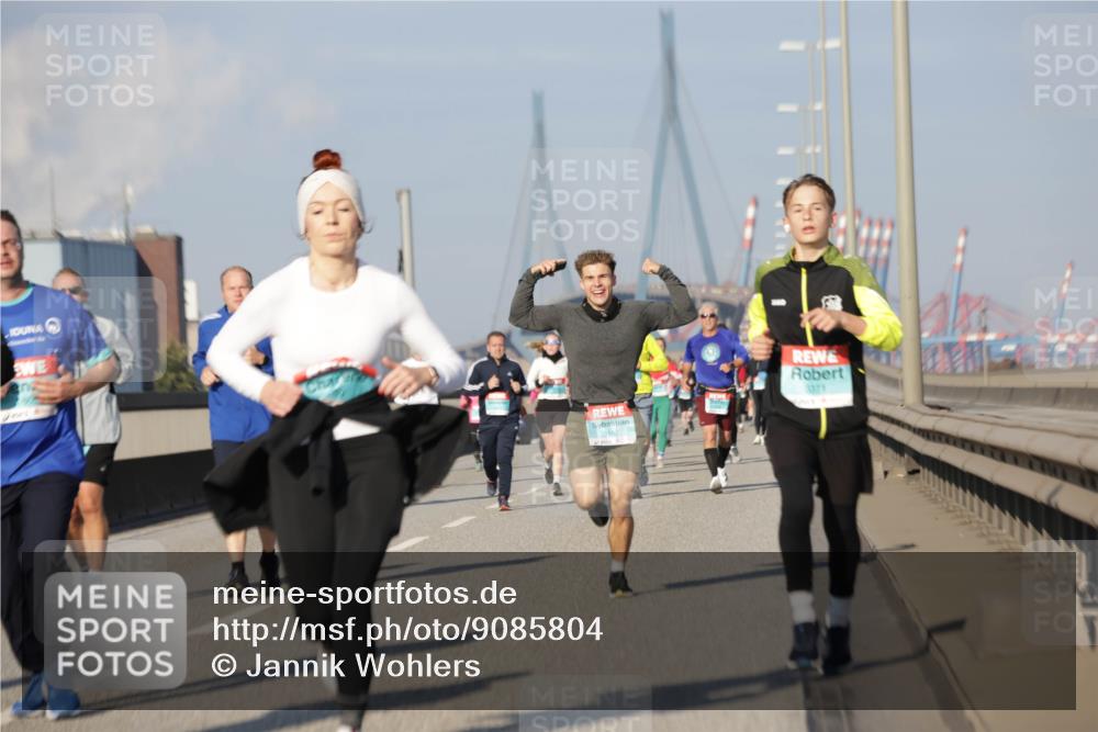 03.10.2025 - Köhlbrandbrückenlauf Jannik Wohlers http://msf.ph/oto/9085804 03.10.2025 09:57:00 Position 3 3162, 3071 meine-sportfotos.de