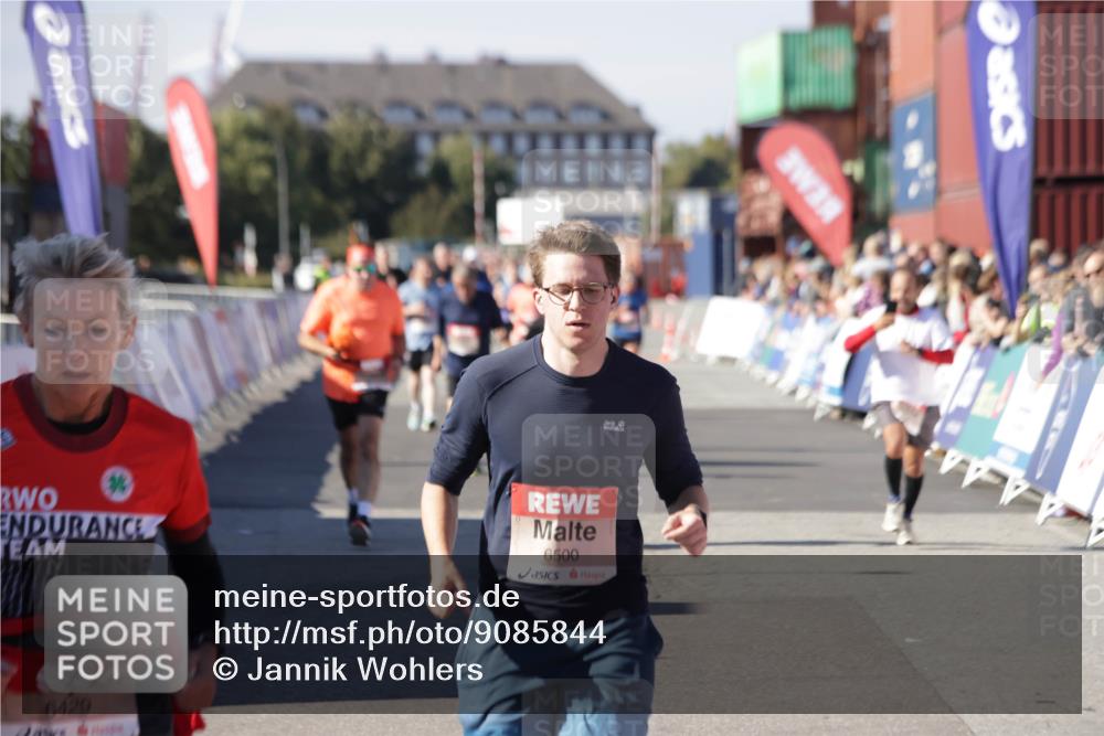 03.10.2025 - Köhlbrandbrückenlauf Jannik Wohlers http://msf.ph/oto/9085844 03.10.2025 13:18:43 Ziel 4077, 4606, 4796, 4812, 5115, 5178, 6084, 6429, 6500, 6506, 6556, 6596, 6758 meine-sportfotos.de