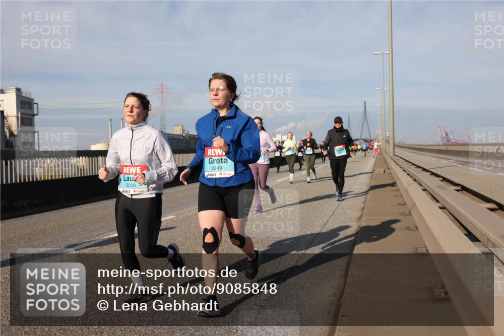 03.10.2025 - Köhlbrandbrückenlauf Lena Gebhardt http://msf.ph/oto/9085848 03.10.2025 10:05:41 Position 2 2250, 2249 meine-sportfotos.de