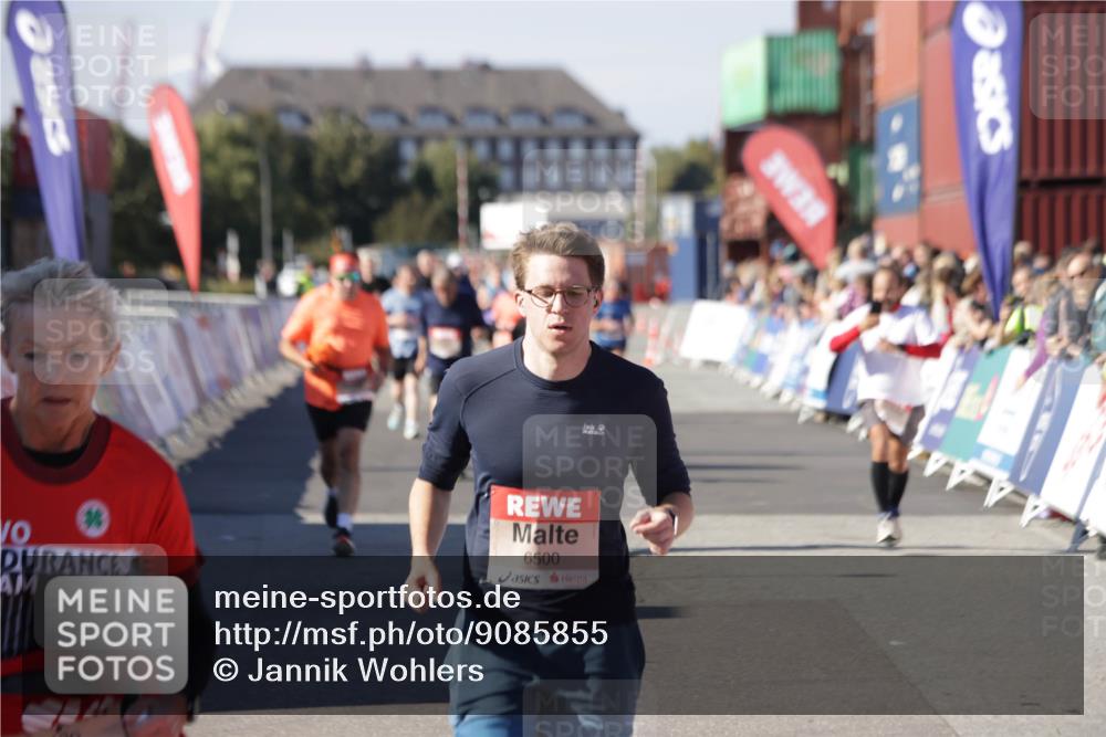 03.10.2025 - Köhlbrandbrückenlauf Jannik Wohlers http://msf.ph/oto/9085855 03.10.2025 13:18:43 Ziel 4077, 4606, 4796, 4812, 5115, 5178, 6084, 6429, 6500, 6506, 6556, 6596, 6758 meine-sportfotos.de
