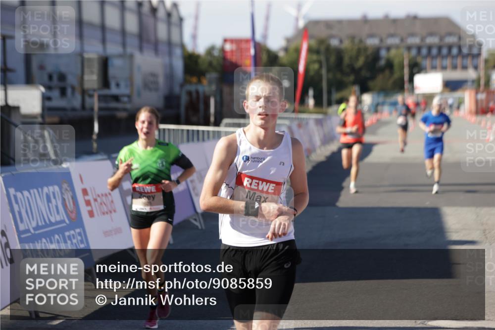 03.10.2025 - Köhlbrandbrückenlauf Jannik Wohlers http://msf.ph/oto/9085859 03.10.2025 12:52:36 Ziel 4013, 4019, 6087, 6625 meine-sportfotos.de