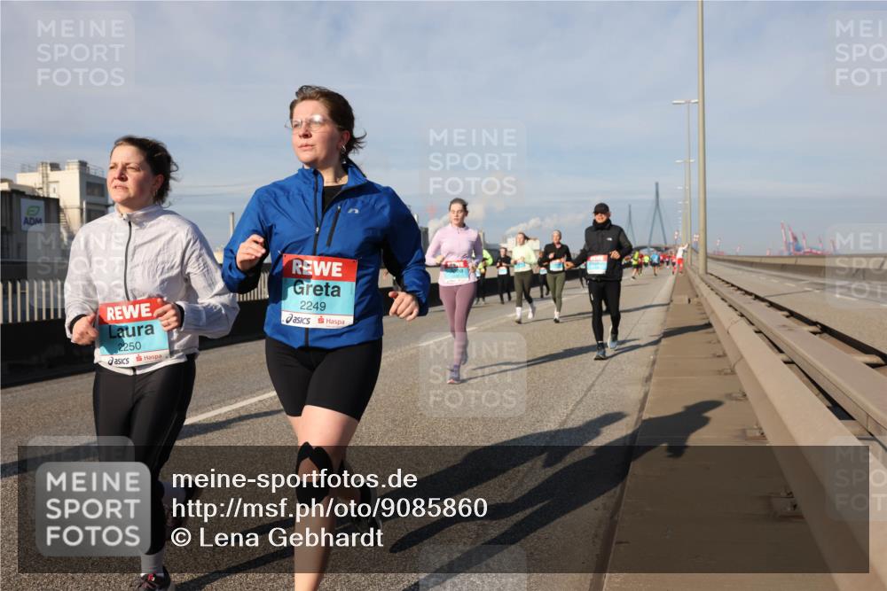 03.10.2025 - Köhlbrandbrückenlauf Lena Gebhardt http://msf.ph/oto/9085860 03.10.2025 10:05:41 Position 2 2250, 2249 meine-sportfotos.de