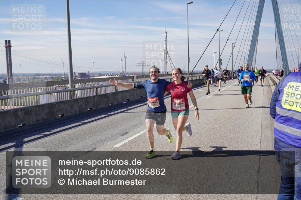 03.10.2025 - Köhlbrandbrückenlauf Michael Burmester http://msf.ph/oto/9085862 03.10.2025 12:43:23 Position 2 4327, 4328 meine-sportfotos.de