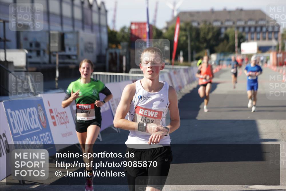 03.10.2025 - Köhlbrandbrückenlauf Jannik Wohlers http://msf.ph/oto/9085870 03.10.2025 12:52:36 Ziel 4013, 4019, 6087, 6625 meine-sportfotos.de