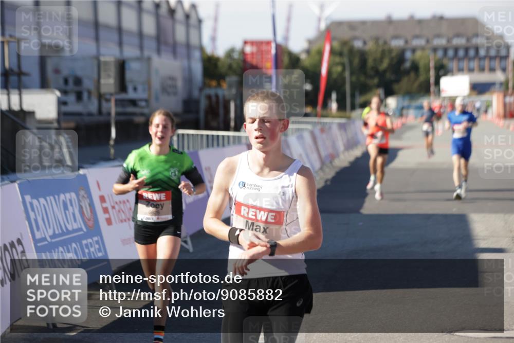 03.10.2025 - Köhlbrandbrückenlauf Jannik Wohlers http://msf.ph/oto/9085882 03.10.2025 12:52:36 Ziel 4013, 4019, 6087, 6625 meine-sportfotos.de