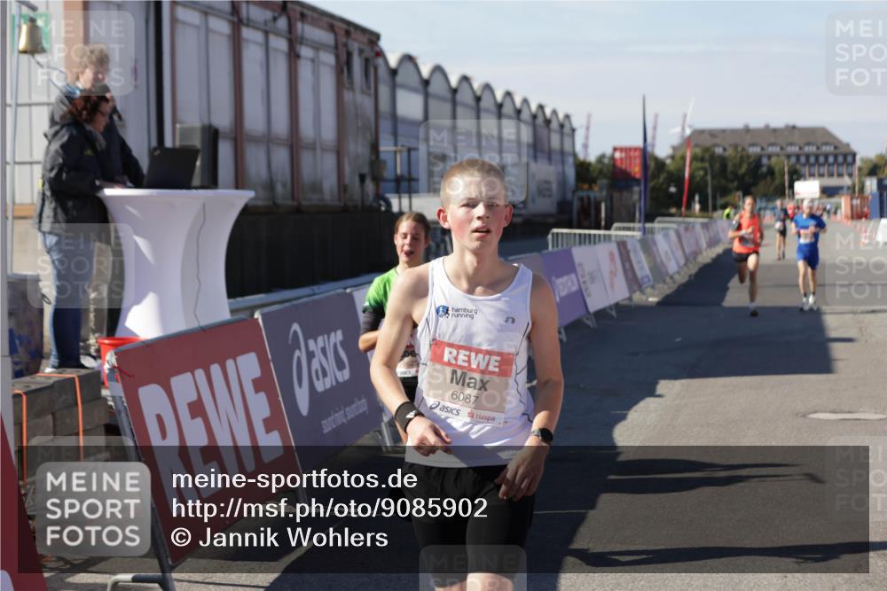 03.10.2025 - Köhlbrandbrückenlauf Jannik Wohlers http://msf.ph/oto/9085902 03.10.2025 12:52:37 Ziel 4013, 4019, 6087, 6625 meine-sportfotos.de