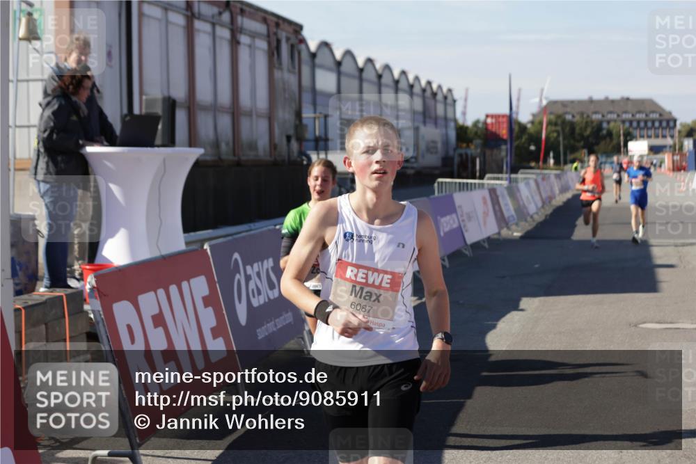03.10.2025 - Köhlbrandbrückenlauf Jannik Wohlers http://msf.ph/oto/9085911 03.10.2025 12:52:37 Ziel 4013, 4019, 6087, 6625 meine-sportfotos.de
