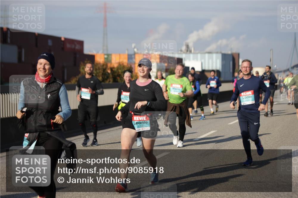 03.10.2025 - Köhlbrandbrückenlauf Jannik Wohlers http://msf.ph/oto/9085918 03.10.2025 10:07:38 Position 3 2050, 2509 meine-sportfotos.de