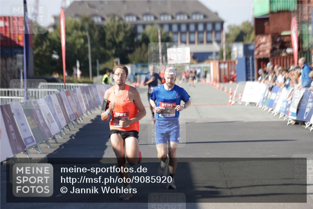 03.10.2025 - Köhlbrandbrückenlauf Jannik Wohlers http://msf.ph/oto/9085920 03.10.2025 12:52:38 Ziel 4013, 4019, 6087, 6625 meine-sportfotos.de