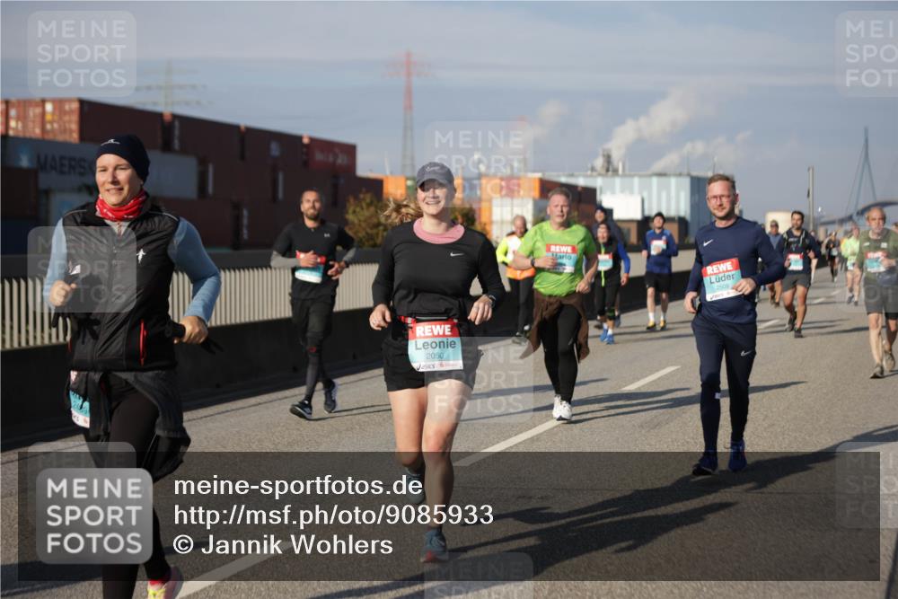 03.10.2025 - Köhlbrandbrückenlauf Jannik Wohlers http://msf.ph/oto/9085933 03.10.2025 10:07:39 Position 3 2050, 2509 meine-sportfotos.de