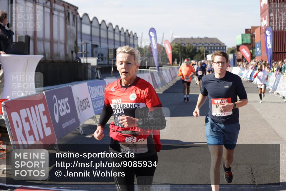 03.10.2025 - Köhlbrandbrückenlauf Jannik Wohlers http://msf.ph/oto/9085934 03.10.2025 13:18:44 Ziel 4077, 4606, 4796, 4812, 5115, 5178, 6429, 6500, 6506, 6556, 6596, 6758 meine-sportfotos.de