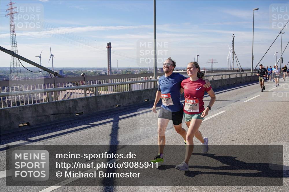 03.10.2025 - Köhlbrandbrückenlauf Michael Burmester http://msf.ph/oto/9085941 03.10.2025 12:43:24 Position 2 4327, 4328 meine-sportfotos.de