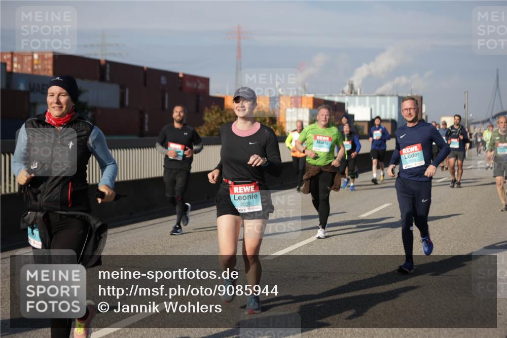 03.10.2025 - Köhlbrandbrückenlauf Jannik Wohlers http://msf.ph/oto/9085944 03.10.2025 10:07:39 Position 3 2050, 2509 meine-sportfotos.de